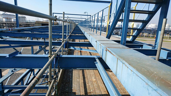 画像：電気ダクト撤去用足場施工